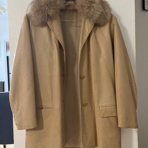 Ruffo leather ladies vest, off-white, off-white fur collar, long sleeves.